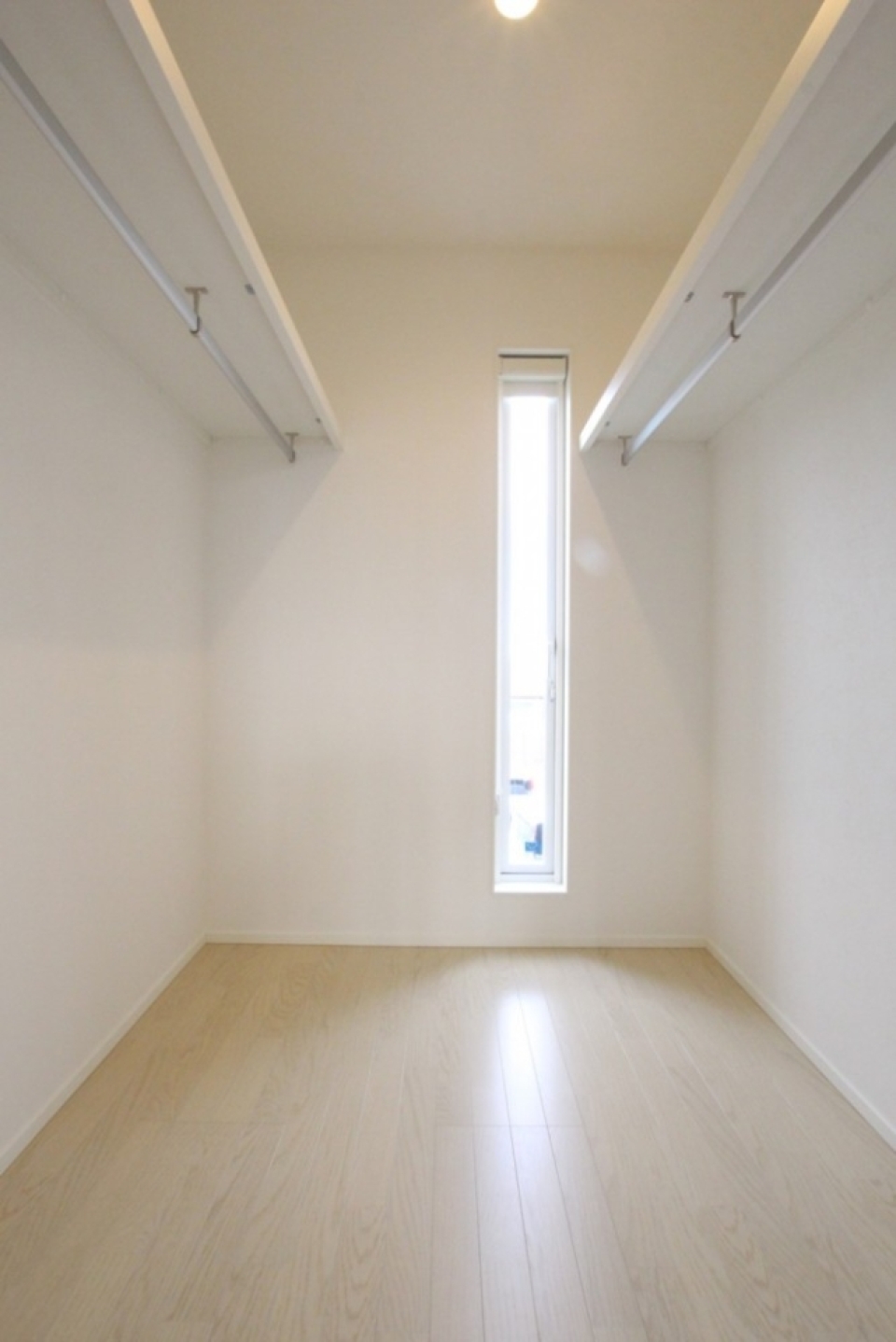 ウォークインクローゼットも自然光が入ります。