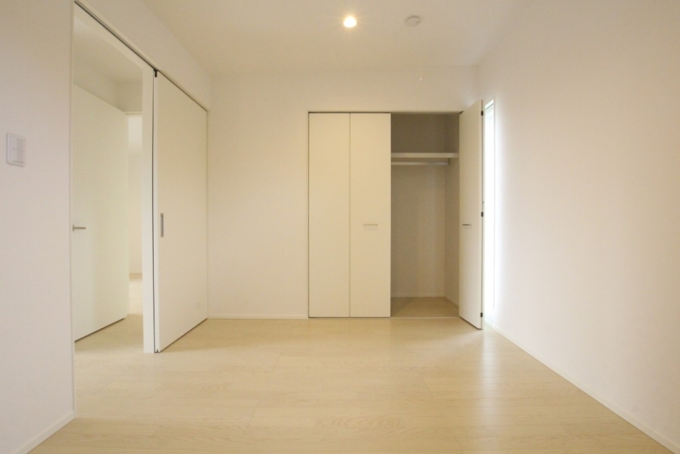 引き戸で開口部が広い寝室。