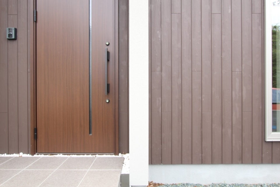 木の質感で囲まれた外壁はぬくもりを感じます。