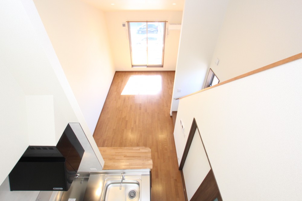 ロフトから眺めたリビングスペース。