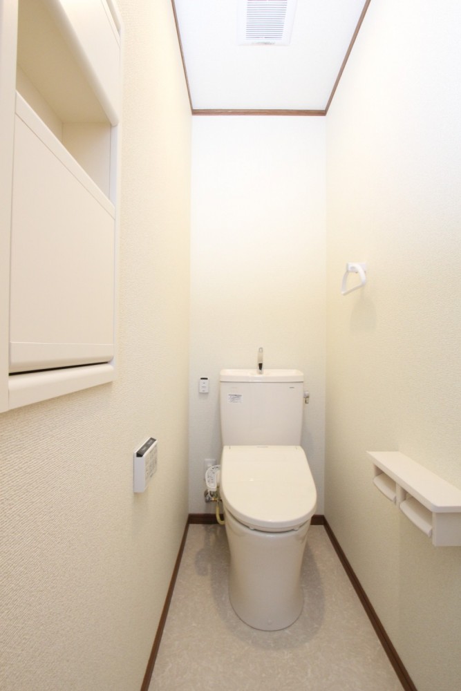 トイレはシャワートイレの付いた自動開閉式。