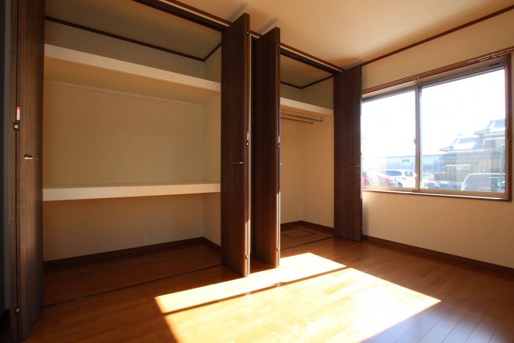 2つの洋間にはそれぞれ押入＋クローゼットの2つの収納スペース。