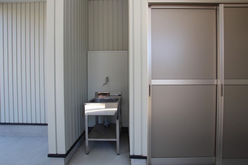 車庫内にはスロップシンクと鍵の付いた倉庫がある。