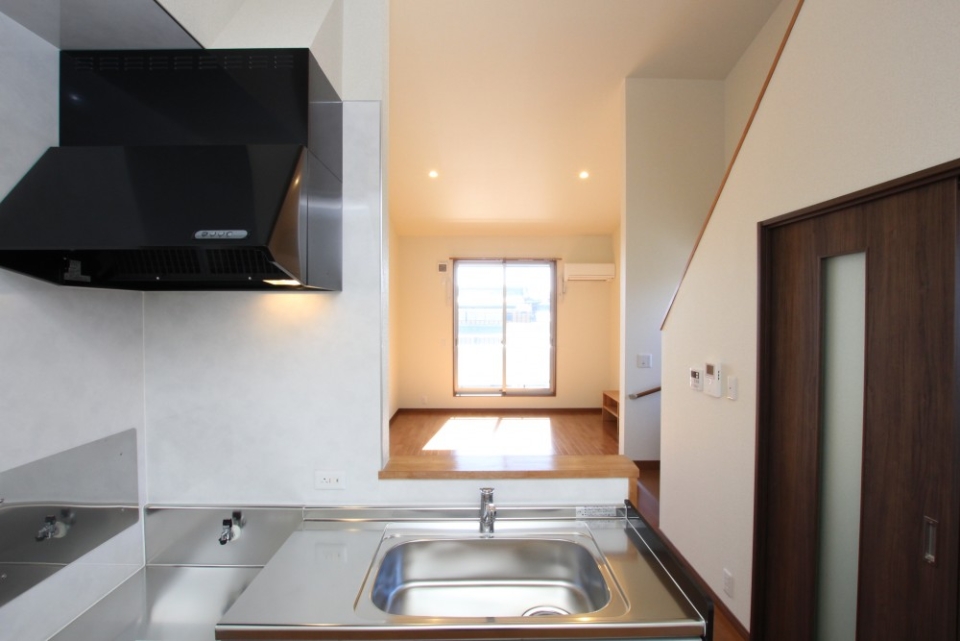 キッチンに立てば天井の高さをより感じるだろう。