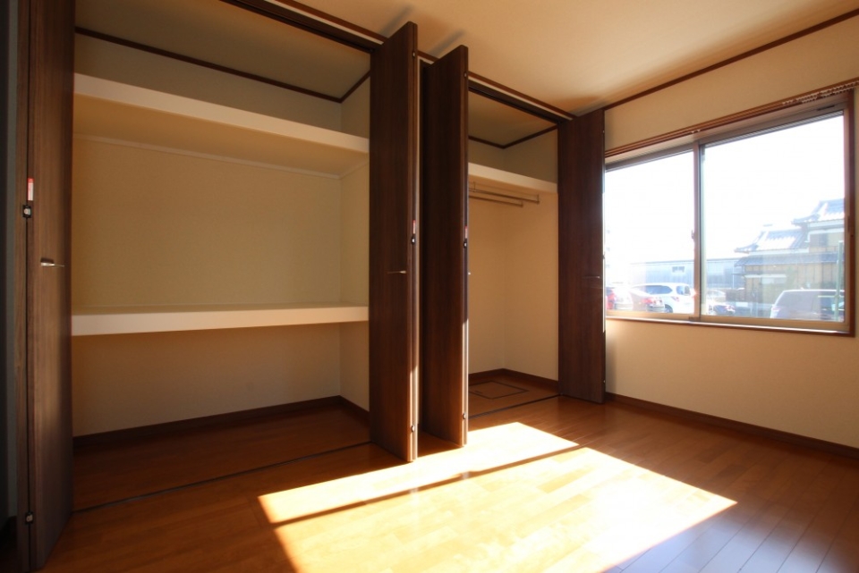2つの洋間にはそれぞれ押入＋クローゼットの2つの収納スペース。