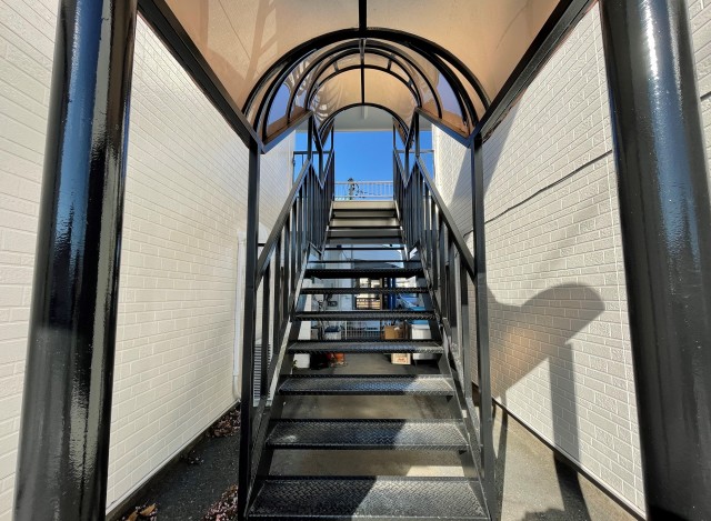 ２Fテナントへとあがる階段