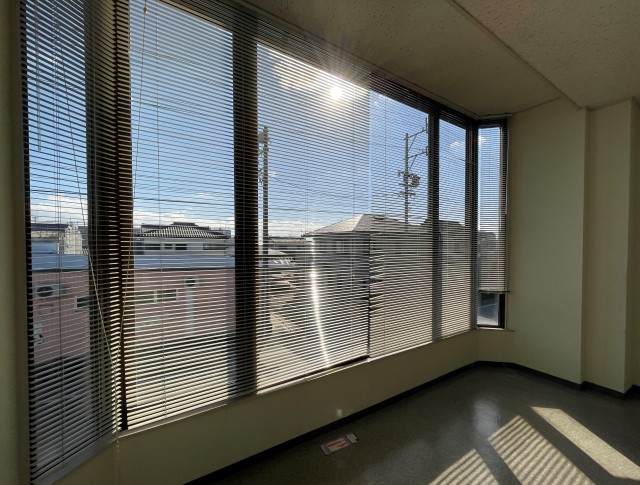 シェード付きの大きな窓が特徴のお部屋です♪