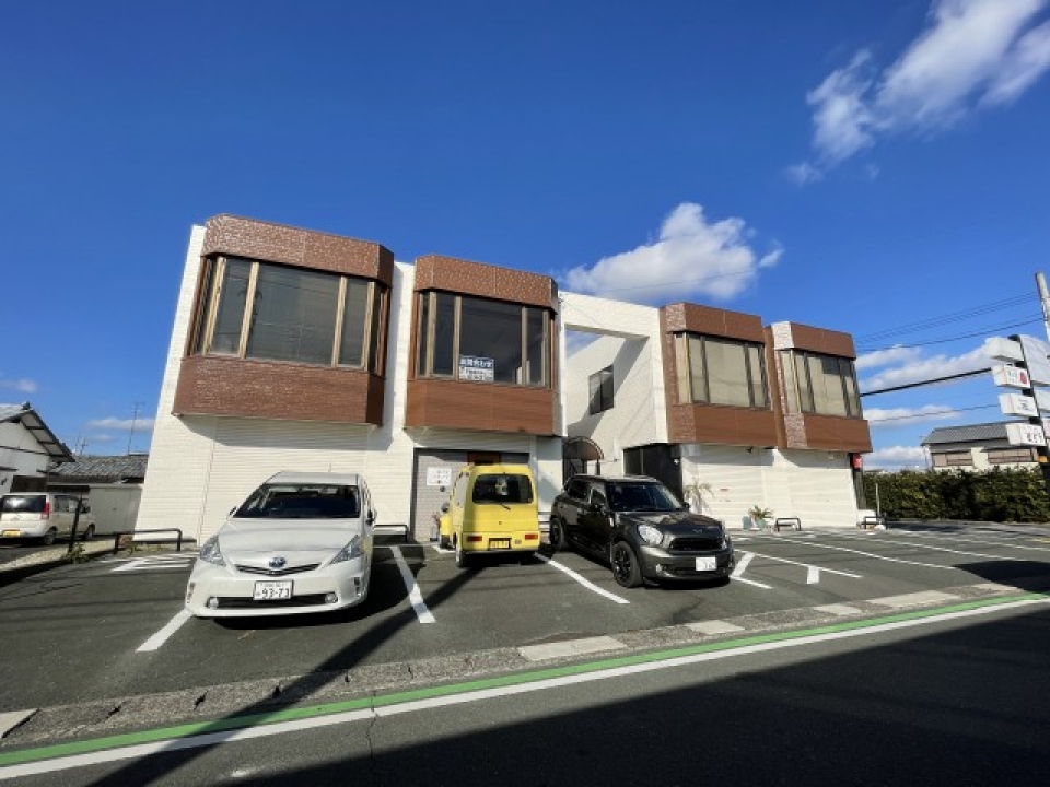 店舗前駐車場の様子