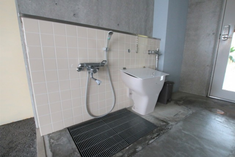 エントランス外　シャワー