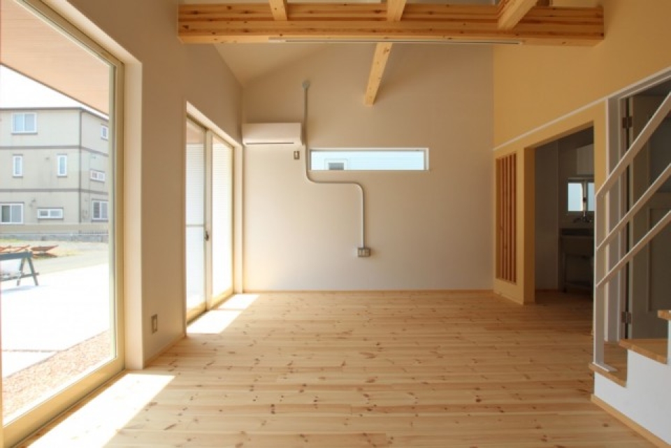 観葉植物の緑が映える内装ですね。