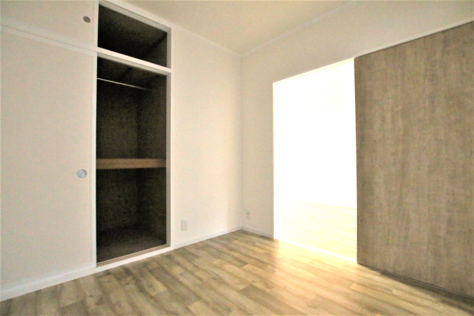 押し入れ付き洋室