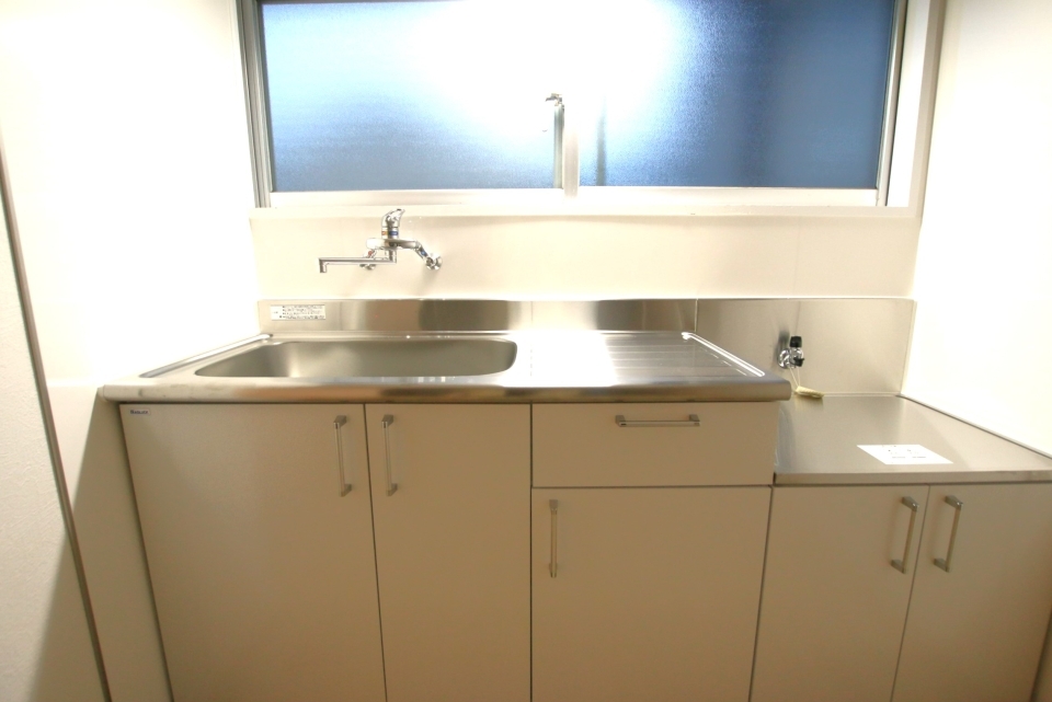 キッチンは窓に向かっていて心地よさそう