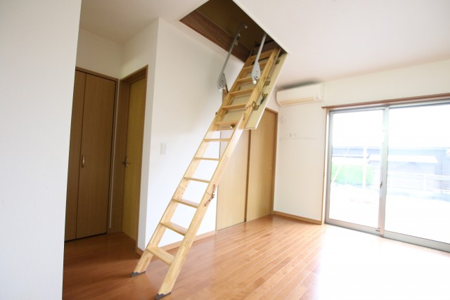 LDK上部には小屋裏収納への階段が収納されています。