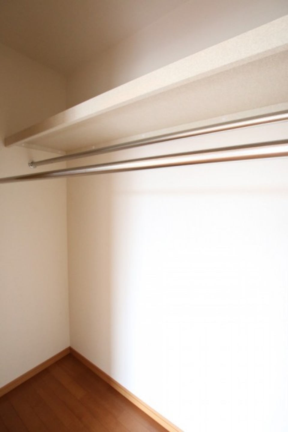 各洋室には便利なハンガーポールのついたクローゼットが付いてます。