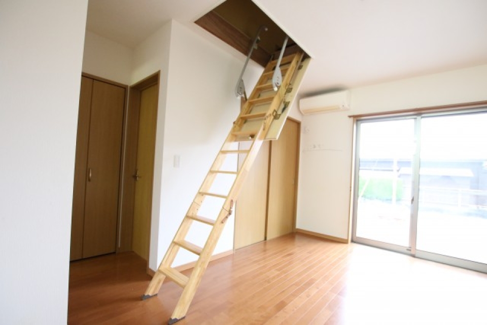 LDK上部には小屋裏収納への階段が収納されています。