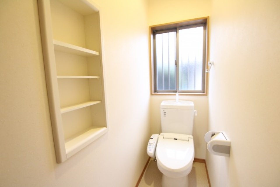 棚のついた綺麗なトイレ