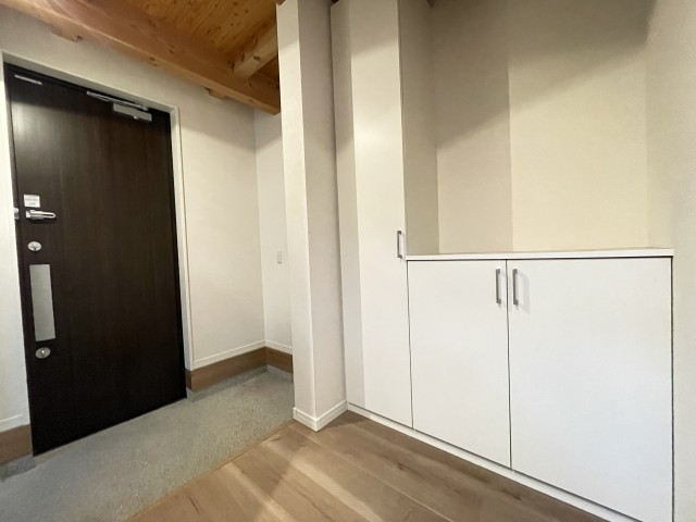 玄関の様子。ガレージへの扉もあります。