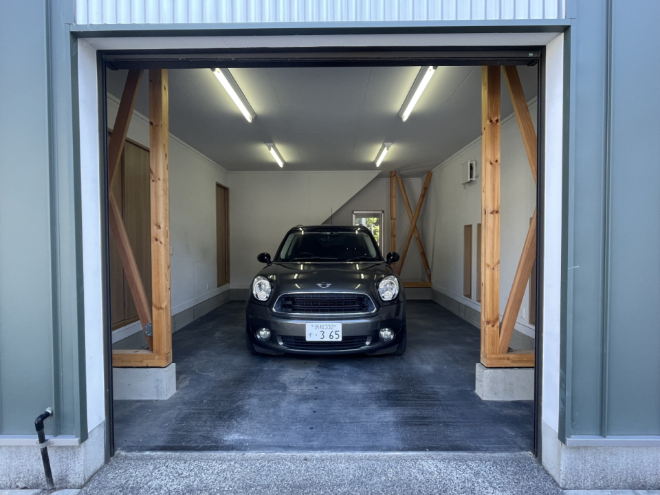 ガレージの入口サイズは幅255㎝×高さ235㎝