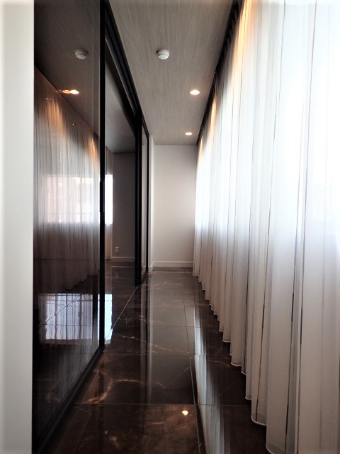 リビングと窓の間にちょっとしたスペース。スタイリッシュ縁側！