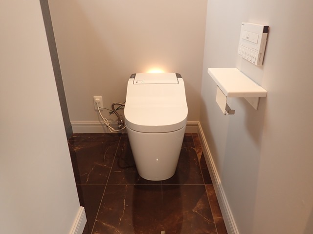 トイレの床も大理石！んー、ゴージャス！