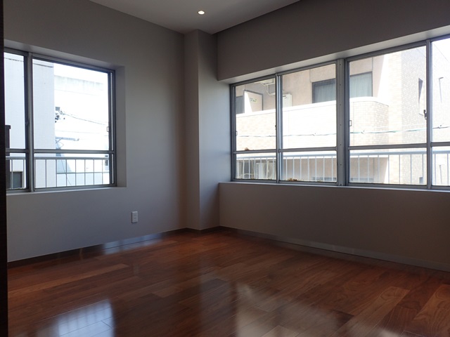 寝室は、全面窓！換気や採光は、抜群ですね！