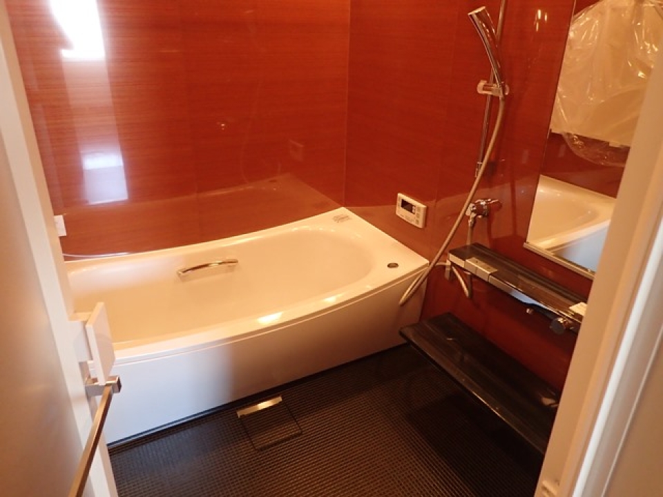 浴室もワインレッドで大人な空間に