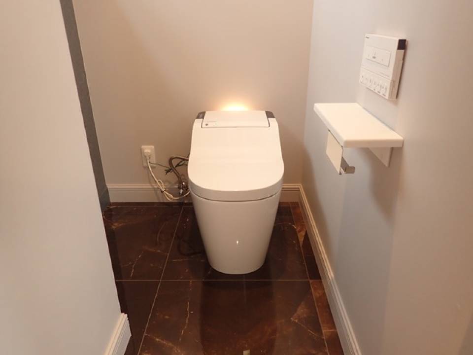 トイレの床も大理石！んー、ゴージャス！