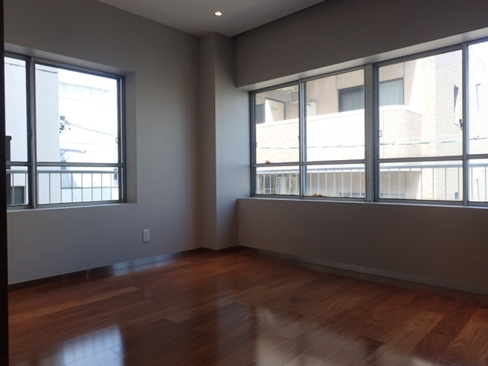 寝室は、全面窓！換気や採光は、抜群ですね！