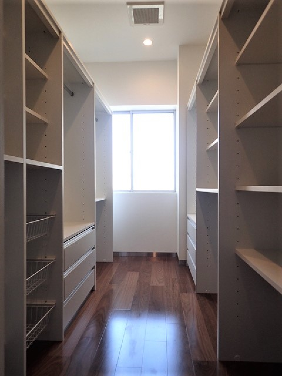 憧れのウォークインクロゼット！こもりがちな室内ですが、窓もありスッキリ！