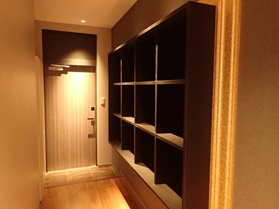 玄関の収納棚もスタイリッシュ！素敵な靴をディスプレーしたい！