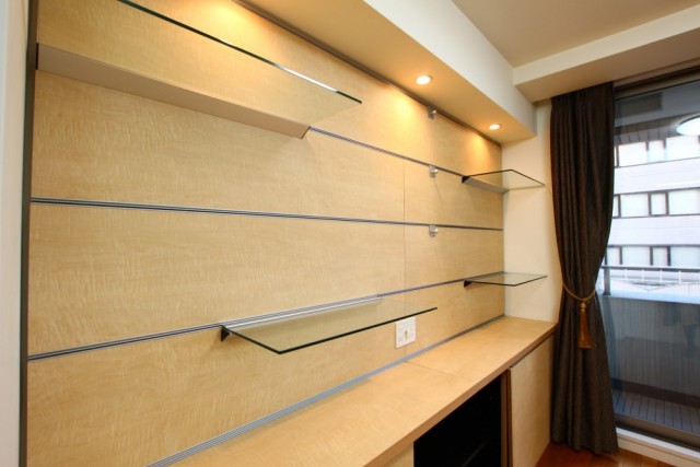 壁の収納もお好きにアレンジ可能。