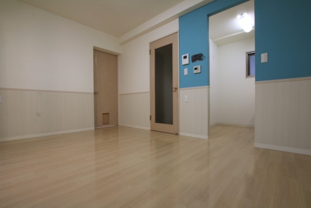 一ヶ所のブルーの壁紙がポイントのリビングルーム。