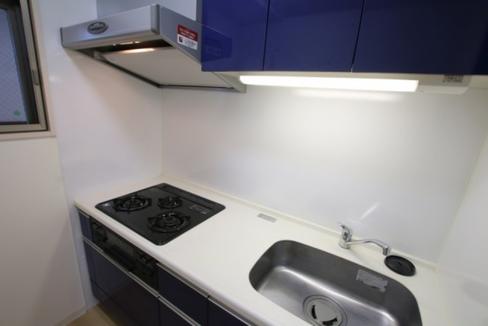 ネイビーがアクセントのキッチン。