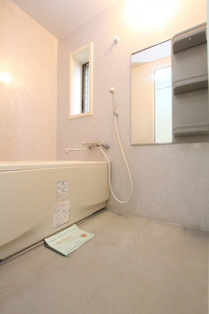 3段のラックはボトルや掃除用品を置くのに重宝。