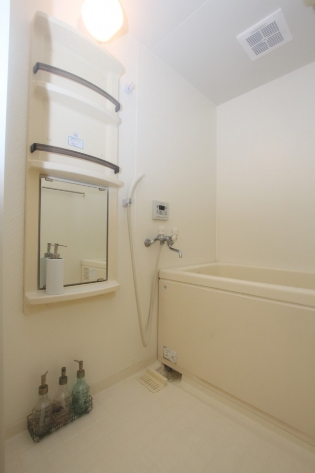 浴室はシンプルでコンパクトです！
