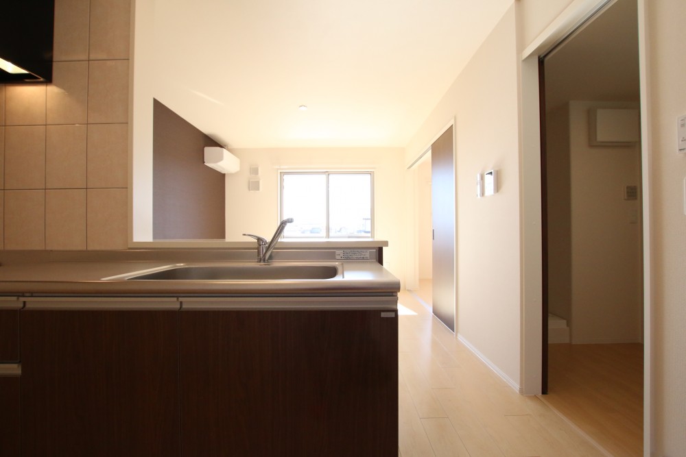 対面キッチンなのでお料理しながら家族の様子を確認できます。