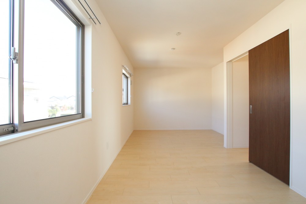 こちらは9.9帖の洋室。広い！