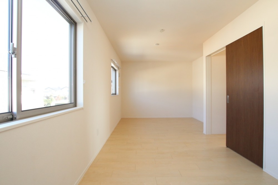 こちらは9.9帖の洋室。広い！