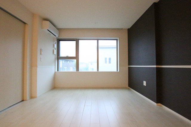 黒の壁紙が映えてます。