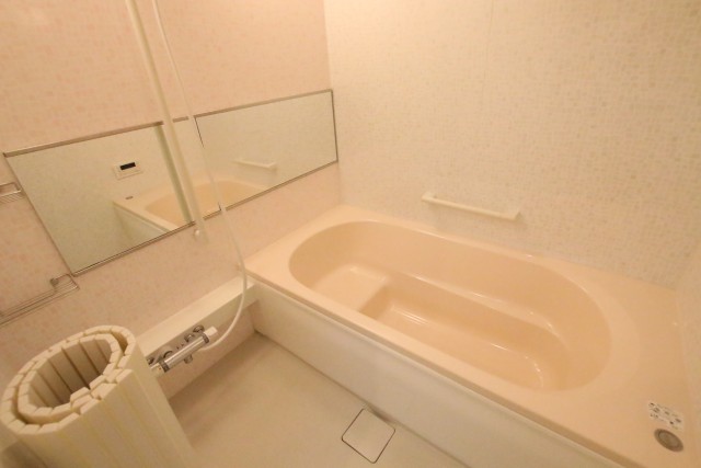 ほんのりピンクの浴室。