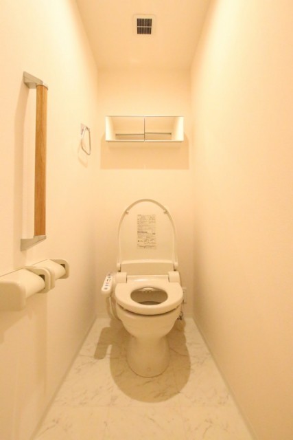 手すり＆収納付きトイレ。