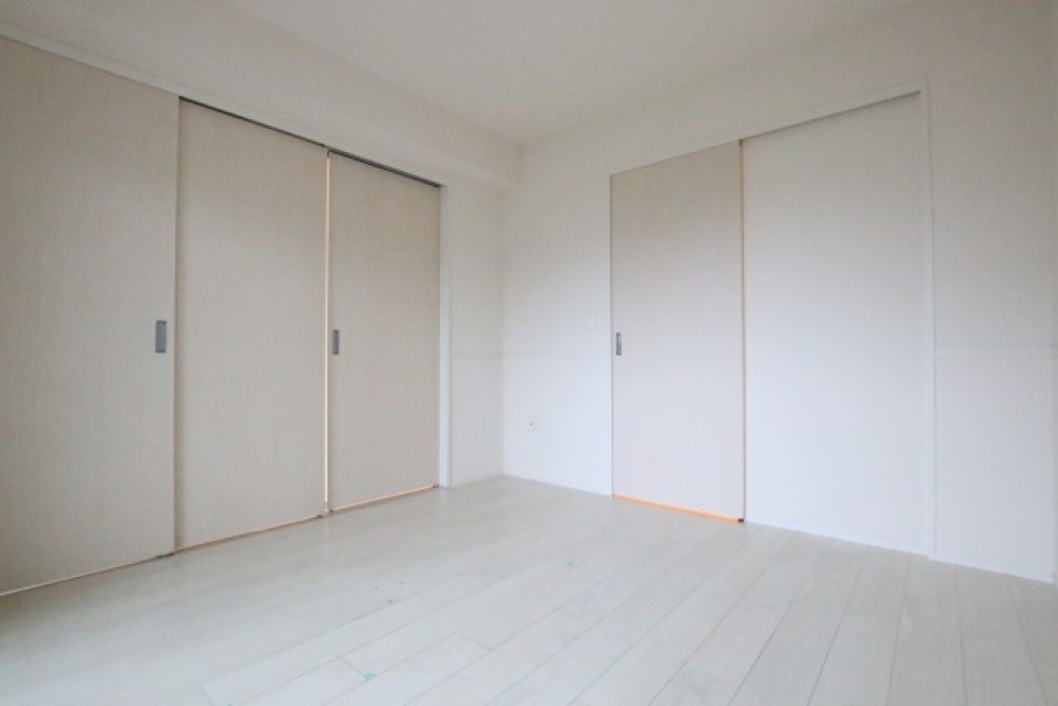 6帖の洋室。右側の扉を開けると、、、