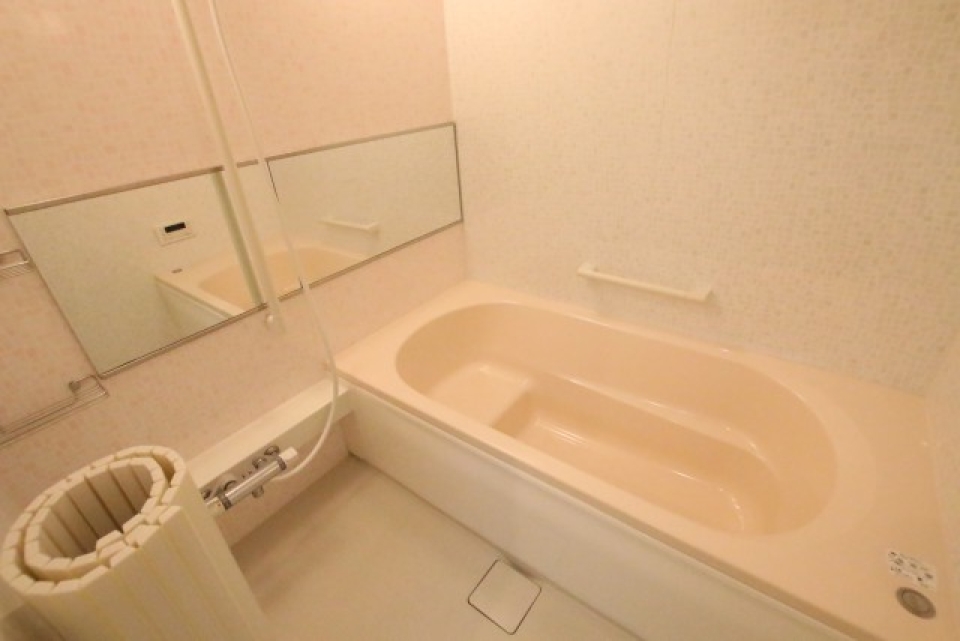 ほんのりピンクの浴室。