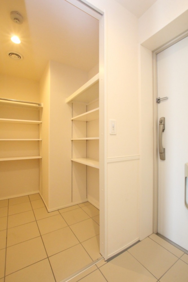 靴だけじゃない！納戸としても機能するクローク。