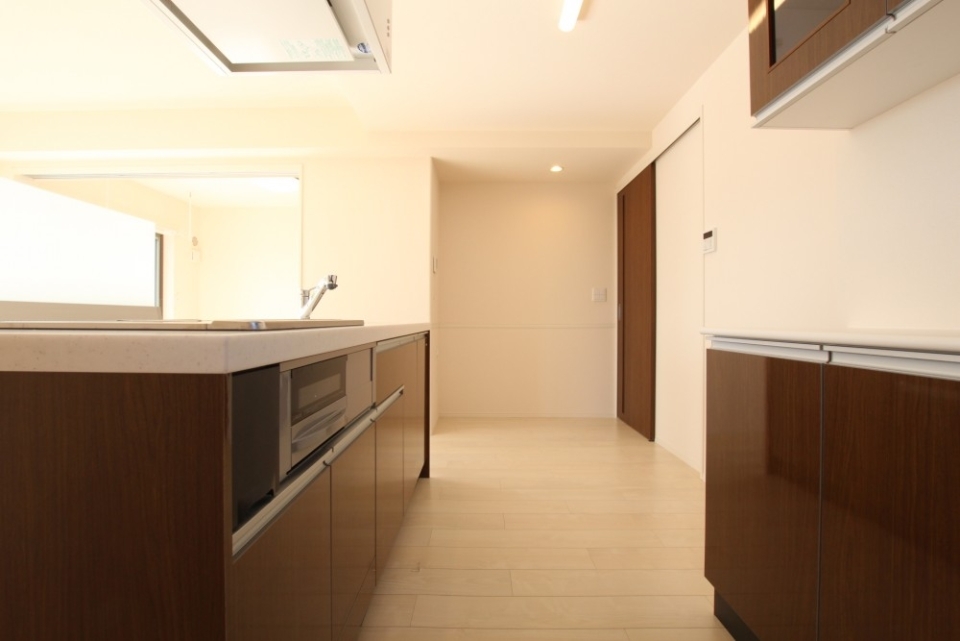 キッチンの色と合わせた既設のキッチンボードで家具の新調コストをカット。