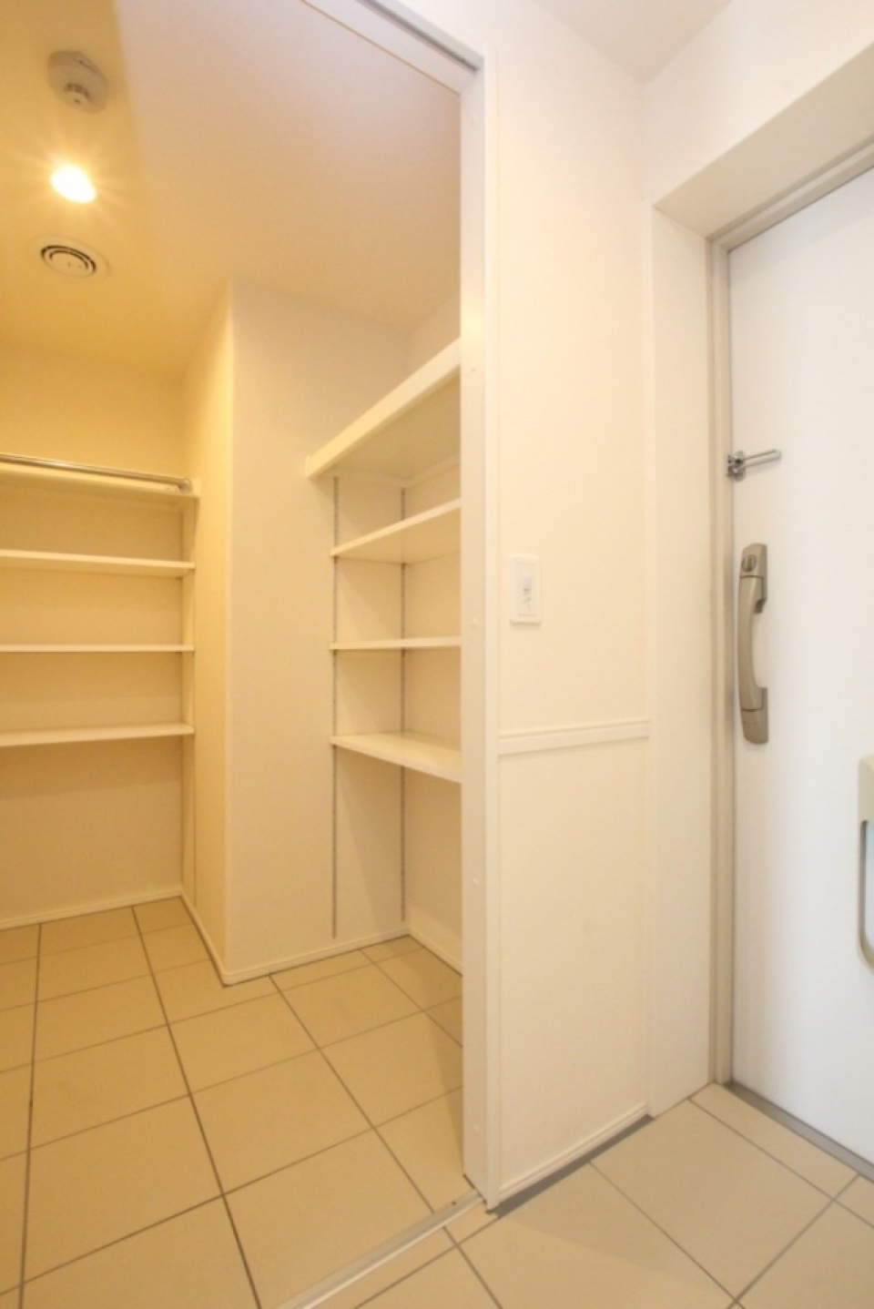 靴だけじゃない！納戸としても機能するクローク。