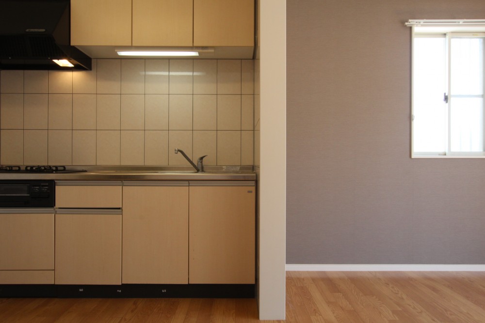 キッチンは3口コンロとグリルの付いたシステムキッチン。