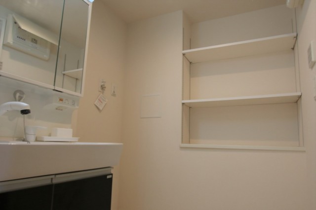 独立洗面台の横に棚が。便利！