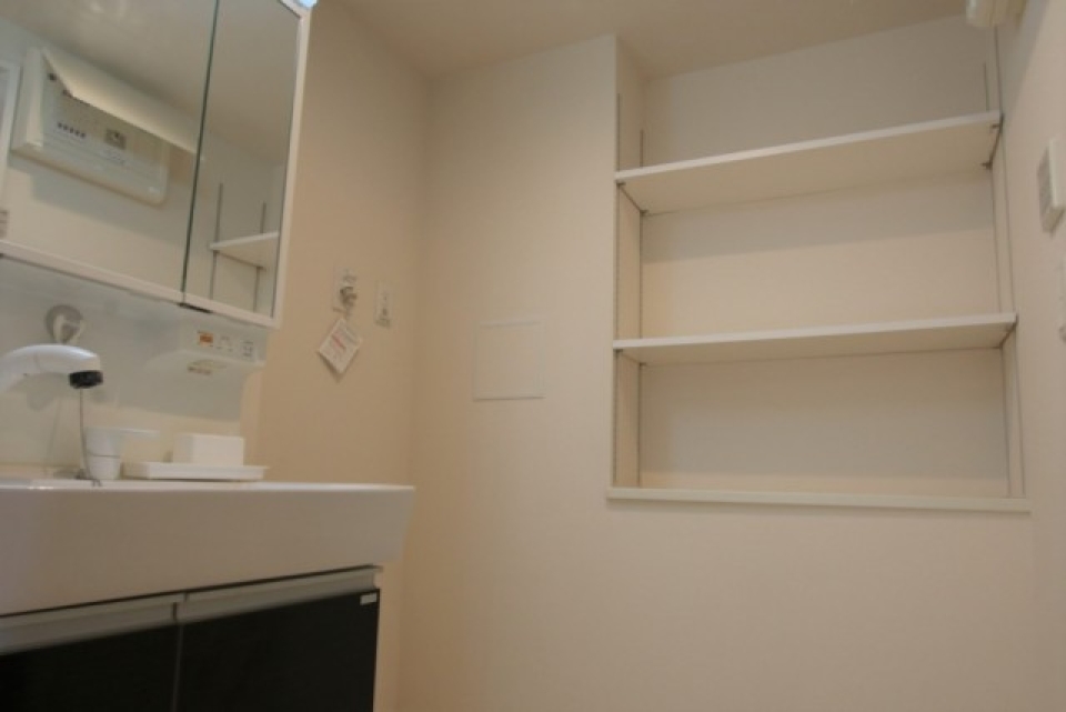 独立洗面台の横に棚が。便利！