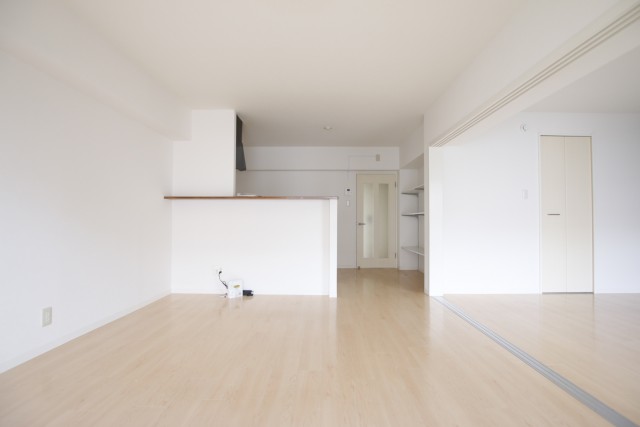 白で統一されているリビングルーム。